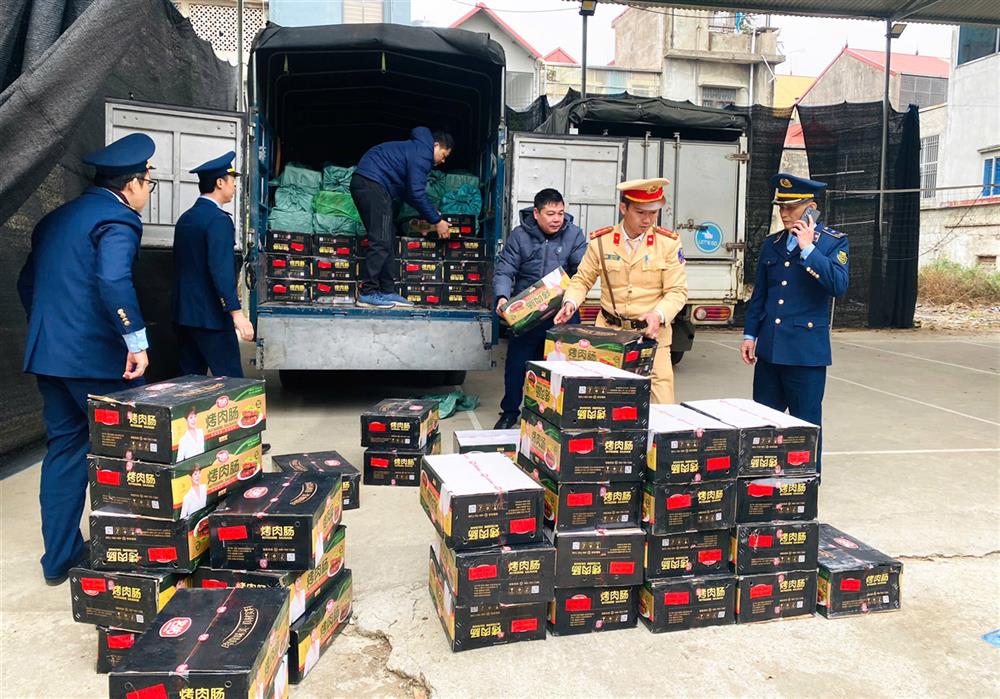 Phòng Cảnh sát giao thông bàn giao phương tiện và tang vật cho Đội Quản lý thị trường số 6 để tiếp tục xác minh, xử lý theo quy định.