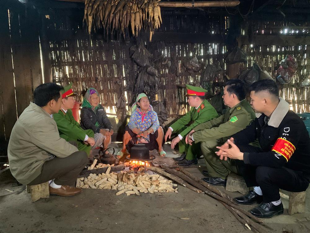 Lực lượng Công an xã luôn thân thiện, gần gũi, sẵn sàng có mặt mọi lúc, mọi nơi để đảm bảo an ninh trật tự, bảo vệ cuộc sống bình yên cho Nhân dân.