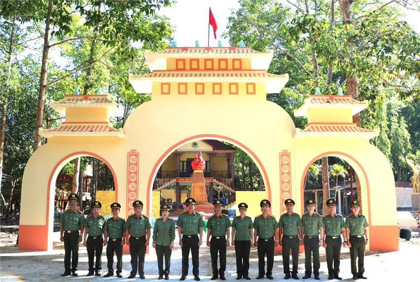 Đại tá Nguyễn Văn Hận cùng Đoàn công tác tại Khu nhà truyền thống của Công an tỉnh Kiên Giang.