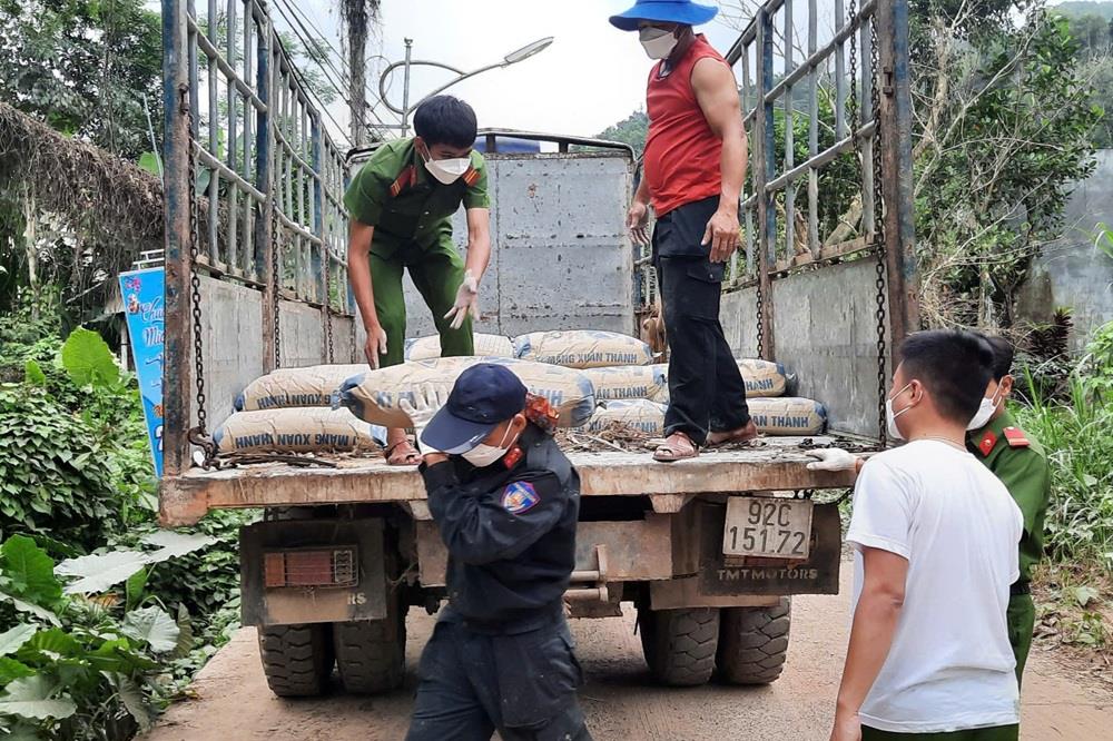 Cán bộ, chiến sĩ Công an tỉnh Quảng Nam tham gia xây dựng, sửa chữa nhà cho các hộ gia đình khó khăn trên địa bàn huyện Đông Giang. 