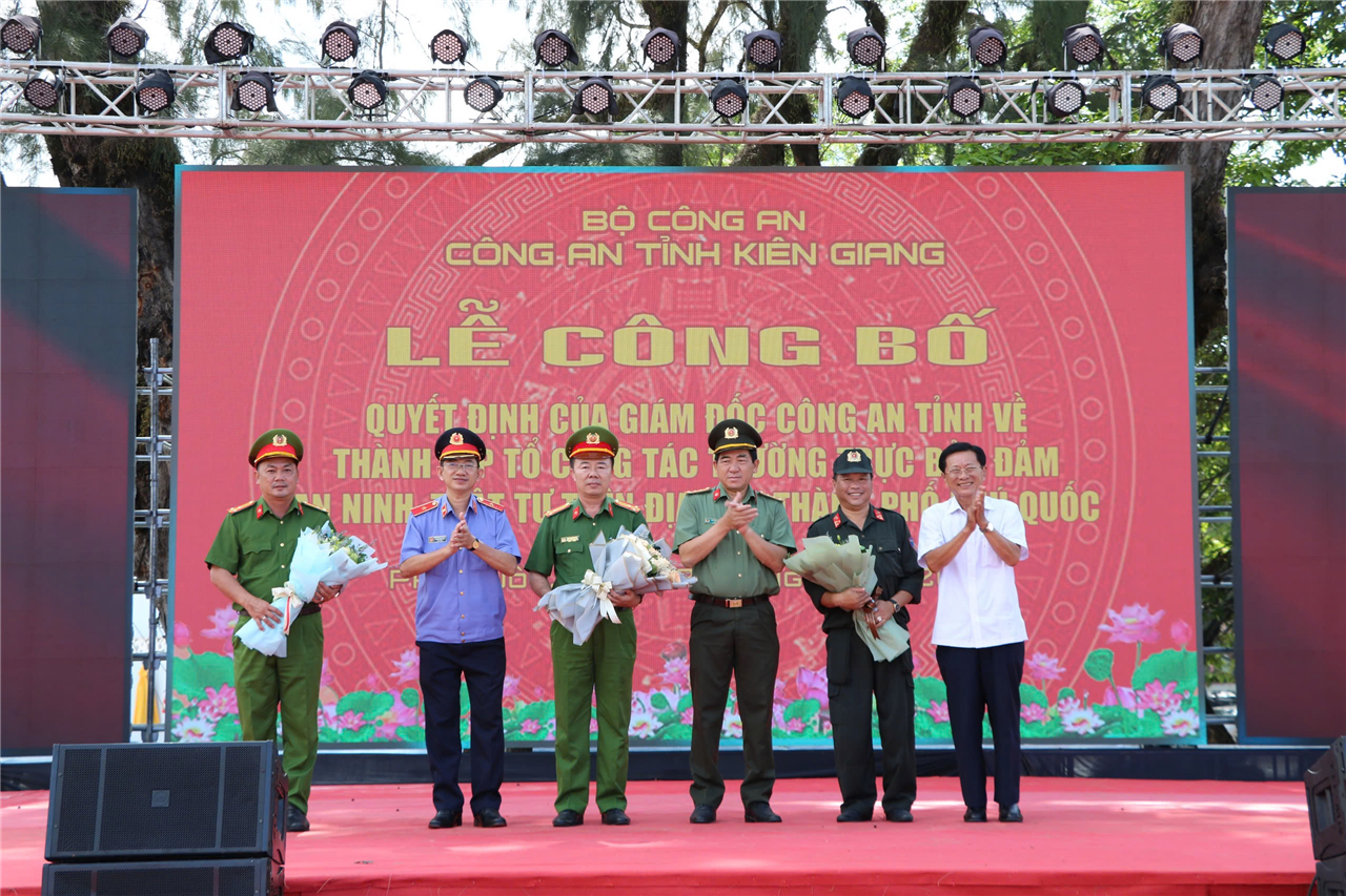 Đại tá Nguyễn Văn Hận, Giám đốc Công an tỉnh Kiên Giang cùng các đại biểu tặng hoa chúc mừng Tổ công tác thường trực bảo đảm ANTT trên địa bàn thành phố Phú Quốc.