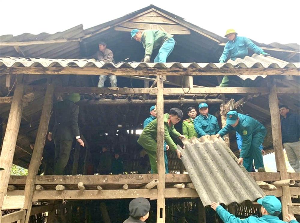 Công an xã Hưng Đạo và các tổ chức đoàn thể giúp người dân sửa nhà cửa.