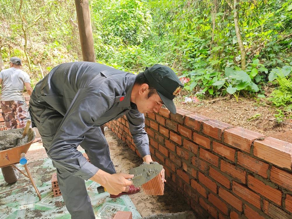 CBCS Công an giúp người dân sửa chữa. xây nhà