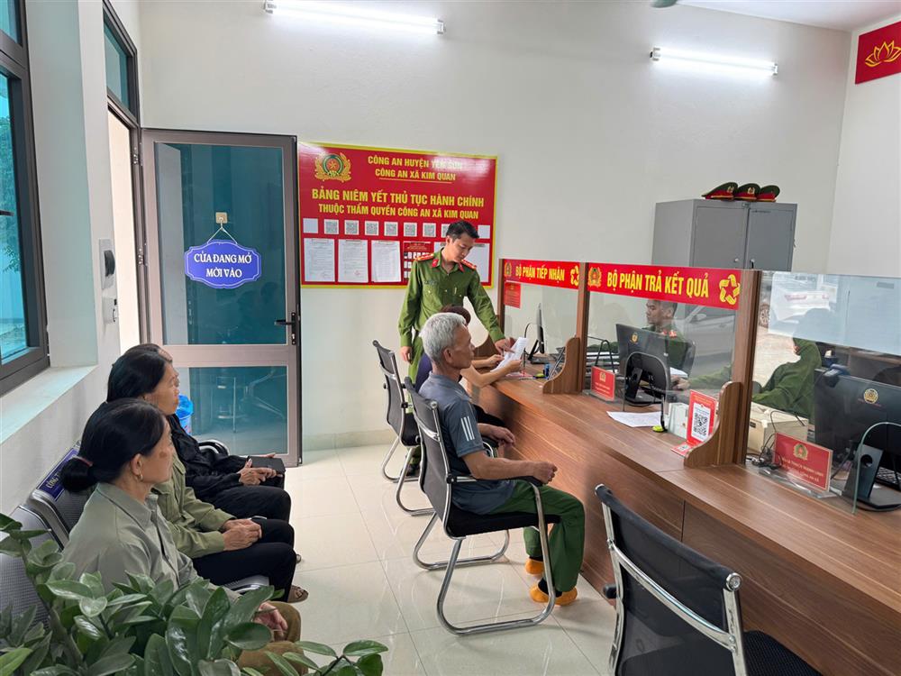 Công an xã Kim Quan, huyện Yên Sơn hướng dẫn người dân thực hiện các thủ tục hành chính theo thẩm quyền.