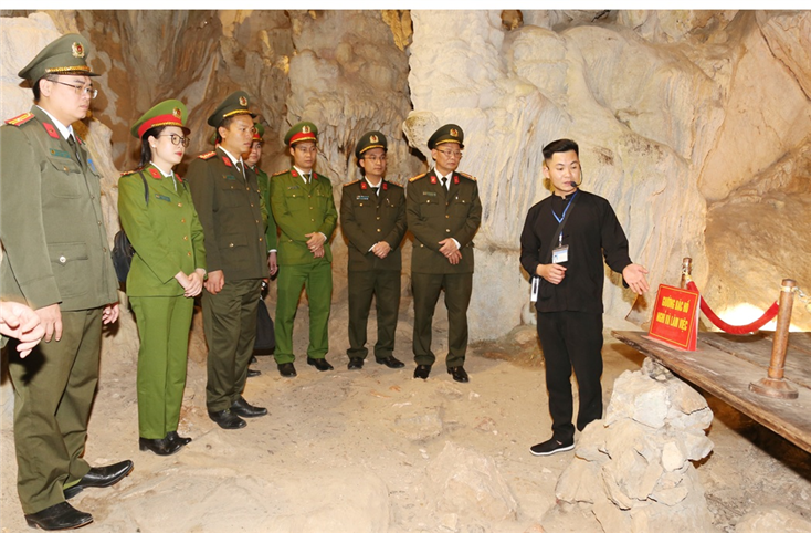 Đoàn Thanh niên Công an tỉnh Bắc Ninh đến địa chỉ đỏ tại Khu di tích quốc gia đặc biệt Pác Bó.