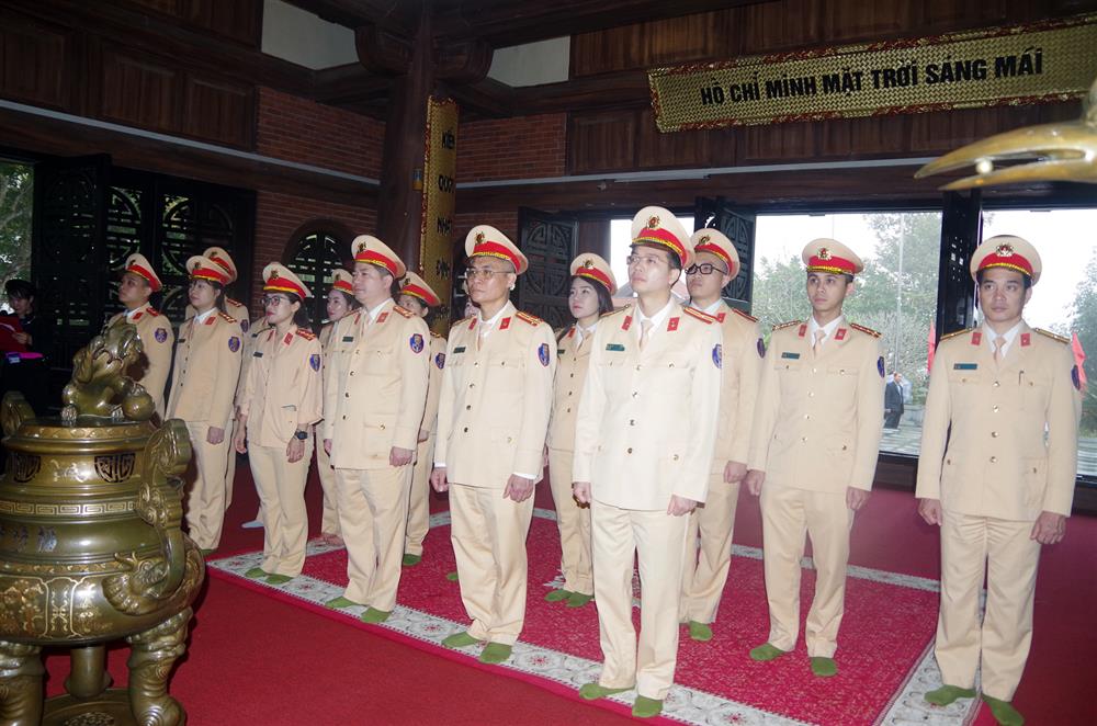 Đoàn Thanh niên, Hội Phụ nữ Phòng 1, Cục Cảnh sát giao thông Bộ Công an và Phòng Cảnh sát giao thông Công an tỉnh Thái Nguyên dâng hương báo công tại Nhà tưởng niệm Chủ tịch Hồ Chí Minh.