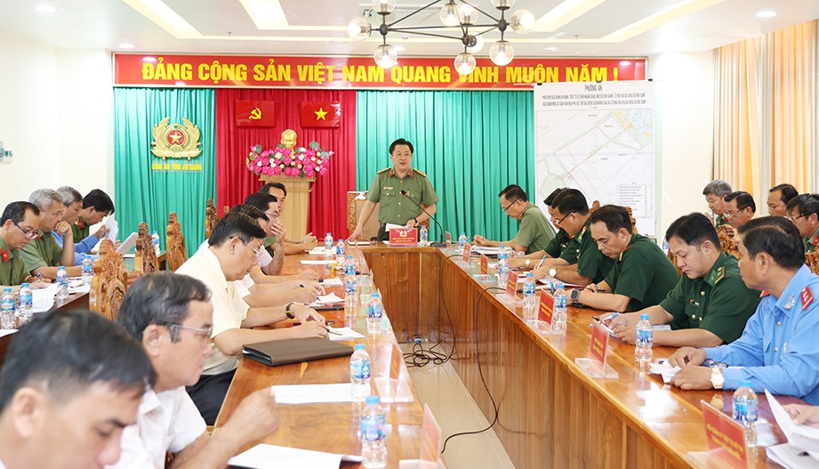 Đại tá Lâm Phước Nguyên, Giám đốc Công an tỉnh chủ trì Hội nghị triển khai kế hoạch và phương án phối hợp bảo đảm ANTT tại lễ hội.