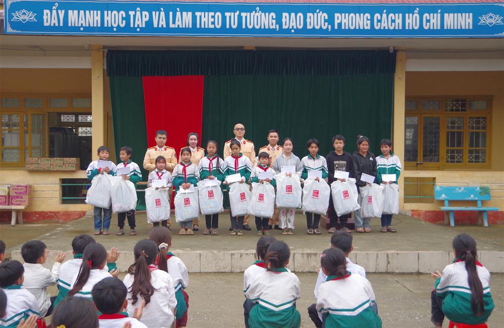 Trao quà tặng trường Tiểu học và Trung học cơ sở Tiên Sơn.