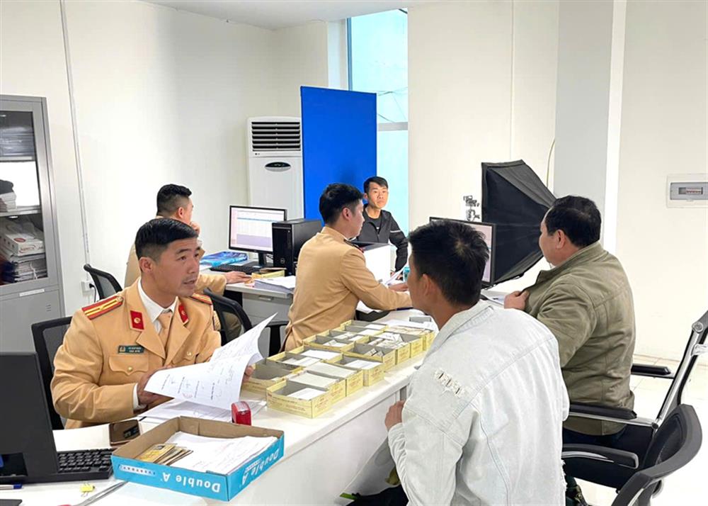 Cán bộ, chiến sỹ Phòng Cảnh sát giao thông tận tình hướng dẫn, hỗ trợ người dân hoàn thiện hồ sơ nhanh chóng. 