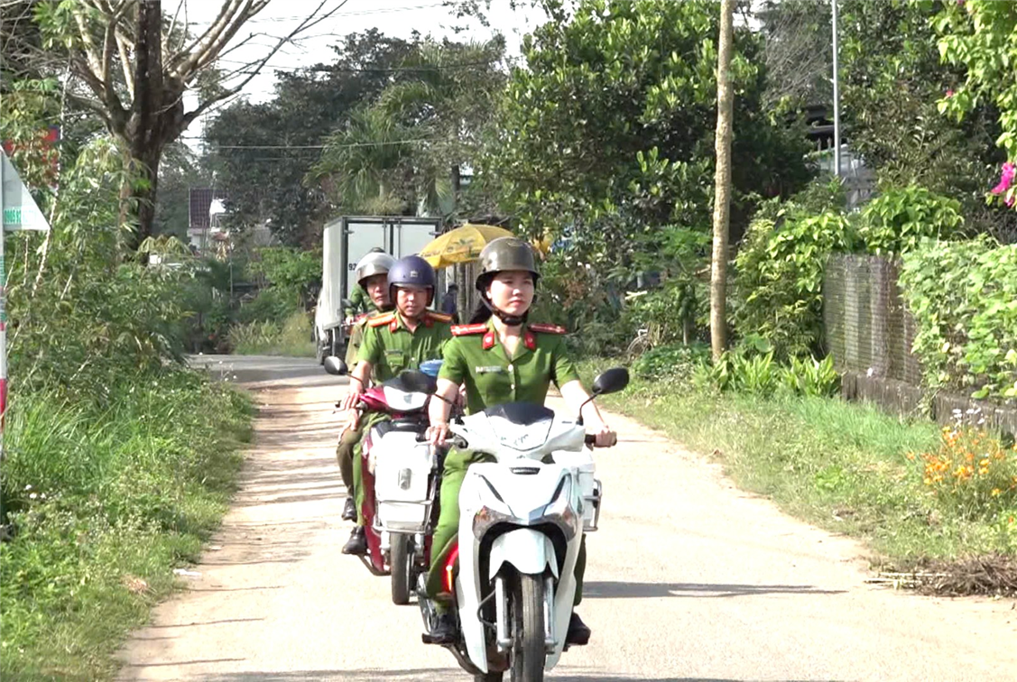 Thượng úy Huỳnh Thị Kim Anh, Phó trưởng Công an xã Bình Phú cùng tổ công tác thực hiện ca tuần tra, kiểm soát địa bàn. 