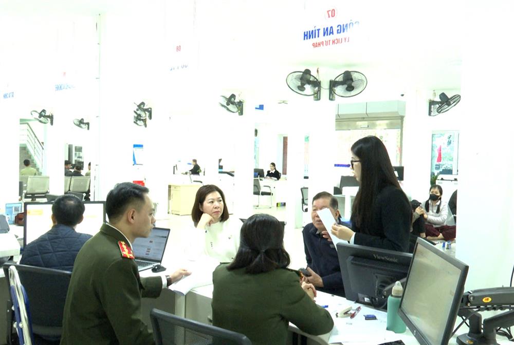Cán bộ, chiến sỹ Phòng Hồ sơ nghiệp vụ hướng dẫn người dân thực hiện dịch vụ công cấp phiếu lý lịch tư pháp tại Trung tâm dịch vụ hành chính công tỉnh Hà Giang. 