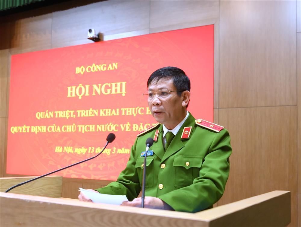 Thiếu tướng Nguyễn Ngọc Tuyến, Phó Cục trưởng Cục Cảnh sát quản lý trại giam, cơ sở giáo dục bắt buộc, trường giáo dưỡng, Ủy viên Ban Chỉ đạo về đặc xá của Bộ Công an thông báo các Quyết định, Hướng dẫn và quán triệt một số nội dung tổ chức thực hiện công tác đặc xá.