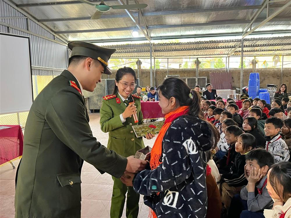 ổi trẻ Công an tỉnh Hà Giang tuyên truyền, PBGDPL cho các em học sinh.