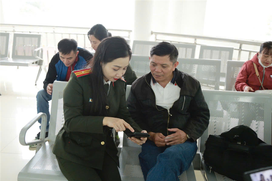 Hướng dẫn người dân làm thủ tục cấp phiếu lý lịch tư pháp trực tuyến.