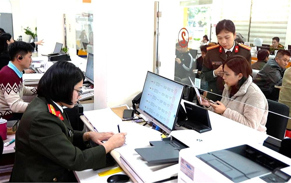 Cán bộ, chiến sĩ Phòng Hồ sơ nghiệp vụ Công an tỉnh Cao Bằng hướng dẫn người dân làm thủ tục hồ sơ.