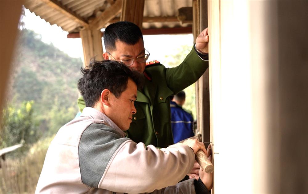 Cán bộ, chiến sĩ Công an xã Ca Thành giúp dân làm nhà.