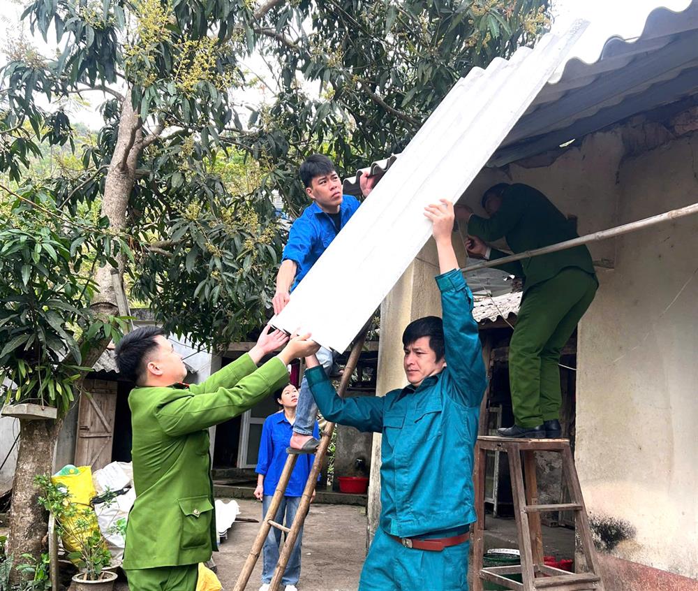 Công an phường Sông Bằng giúp dân vận chuyển nguyên vật liệu làm nhà.