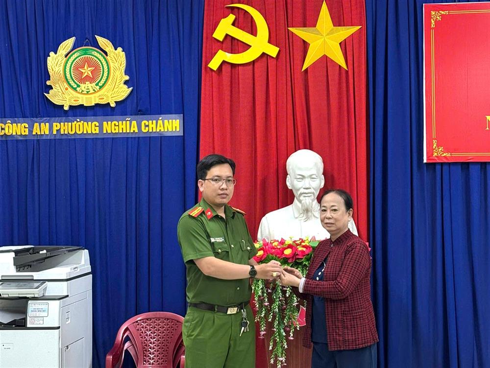 Bà Nguyễn Thị Kim Chi nhận lại chiếc nhẫn từ Công an phường Nghĩa Chánh.