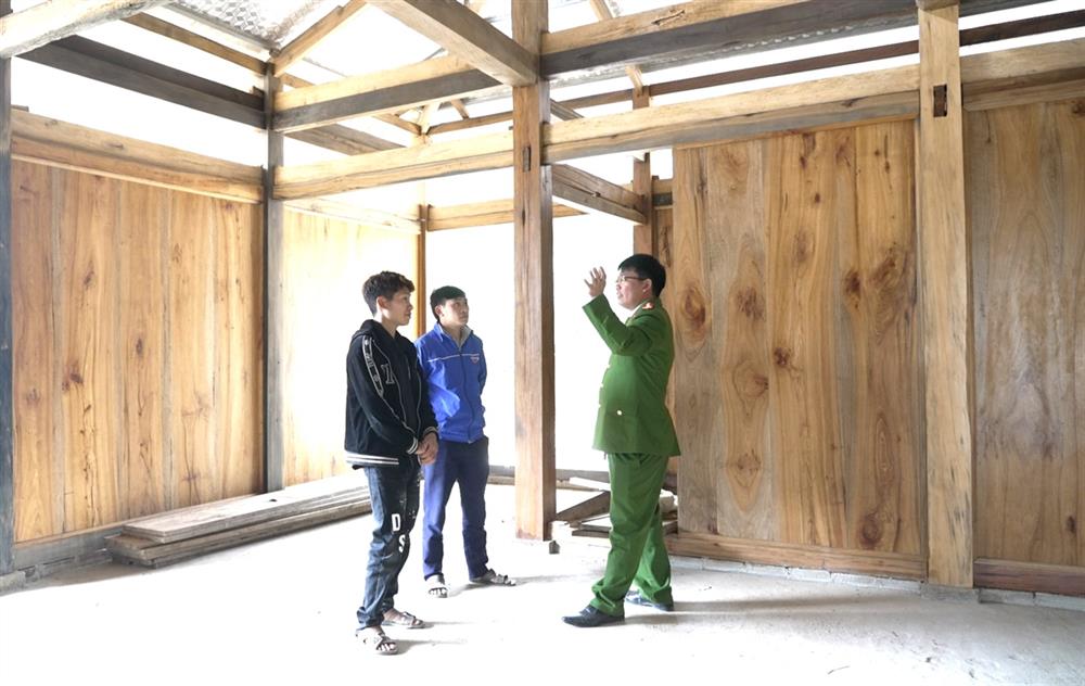 Công an xã Ca Thành kiểm tra tiến độ làm nhà của các hộ dân để kịp nghiệm thu bàn giao đưa vào sử dụng.