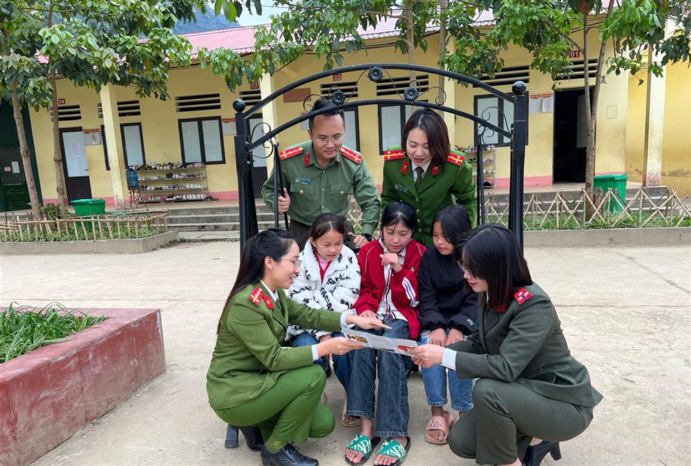 Tuổi trẻ Công an tỉnh Hà Giang tuyên truyền, PBGDPL tại xã Bát Đại Sơn, huyện Quản Bạ.