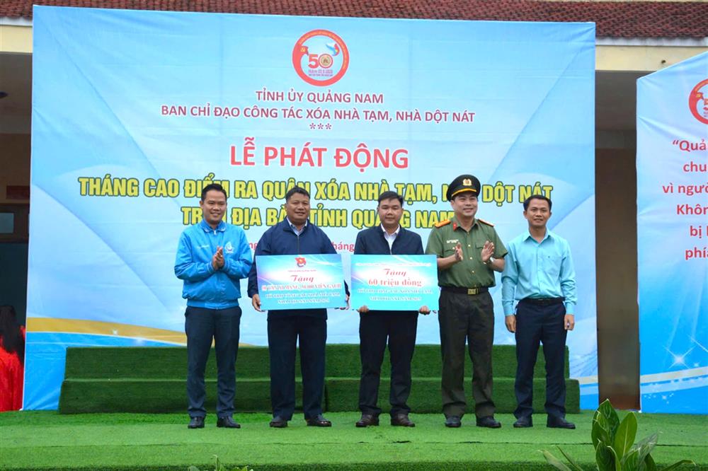 Đại tá Nguyễn Xuân Hoàng, Phó Giám đốc Công an tỉnh cùng đại diện lãnh đạo Tỉnh đoàn và nhà tài trợ trao tặng bảng biểu trưng kinh phí vận động hỗ trợ thêm trong xóa nhà tạm.