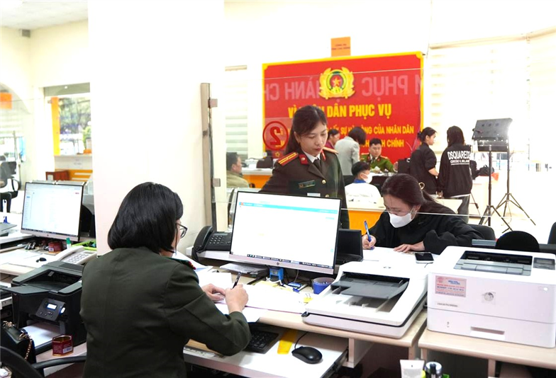 Người dân hài lòng khi đến làm thủ tục cấp lý lịch tư pháp.