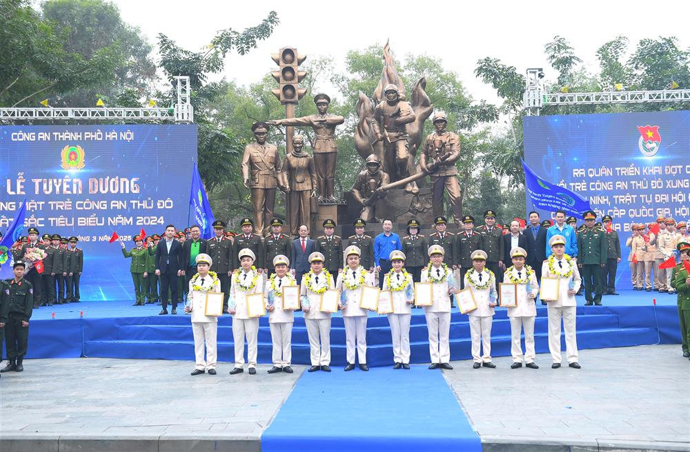 Thứ trưởng Đặng Hồng Đức cùng các đại biểu và 10 gương mặt trẻ Công an Thủ đô xuất sắc tiêu biểu năm 2024.