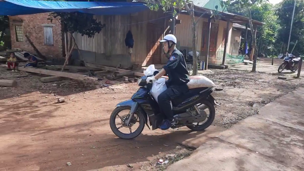 CBCS Công an dùng xe máy chở vật liệu xây dựng nhà cho đồng bào.