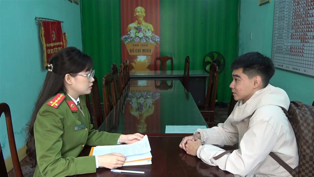 Công an phường An Cựu hướng dẫn các thủ tục để Nguyễn Văn Hùng trao trả lại số tiền 219 triệu đồng cho người chuyển khoản nhầm.