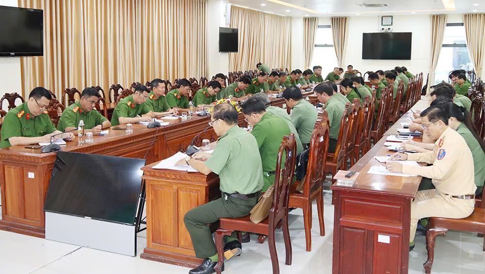 Đại tá Lâm Phước Nguyên, Giám đốc Công an tỉnh phát biểu tại buổi Hội ý kiểm tra, hướng dẫn Công an cấp xã.