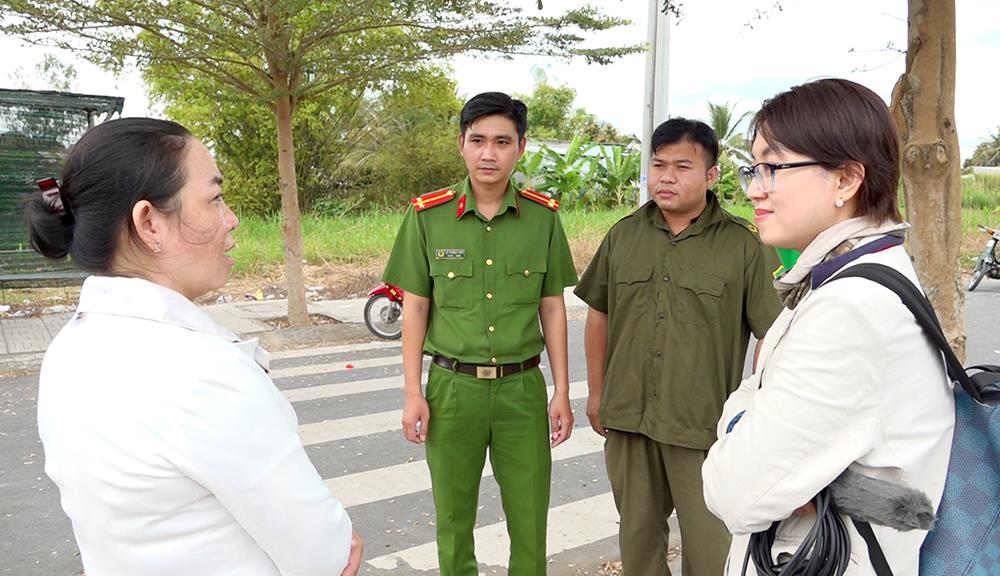 Lực lượng Công an cơ sở tuyên truyền, hướng dẫn người dân trong công tác phòng, chống tội phạm.