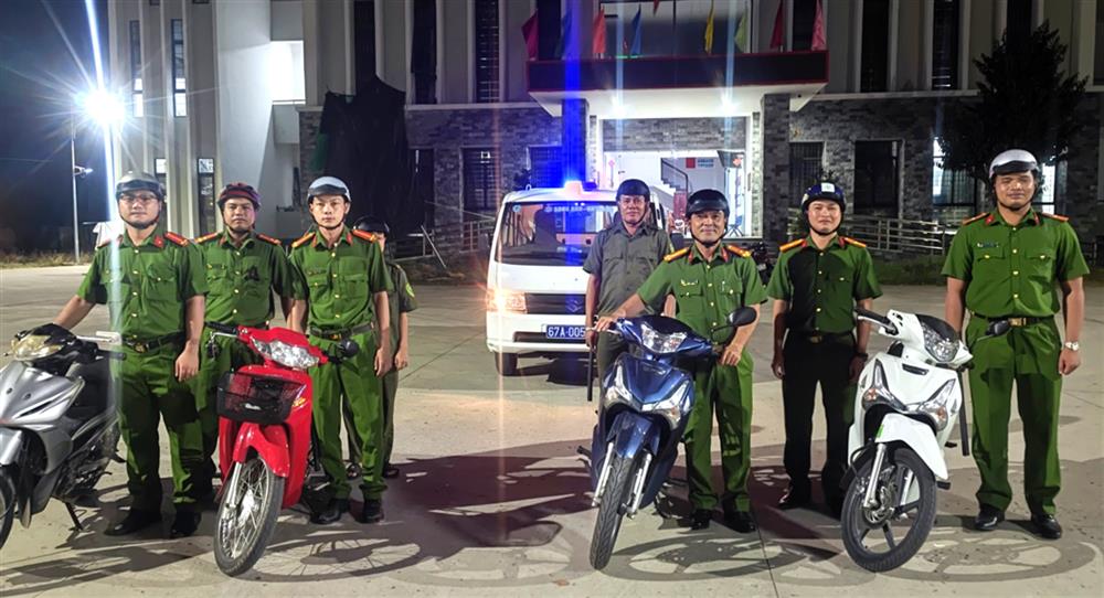 Lực lượng Công an xã tăng cường tuần tra ban đêm trên địa bàn.