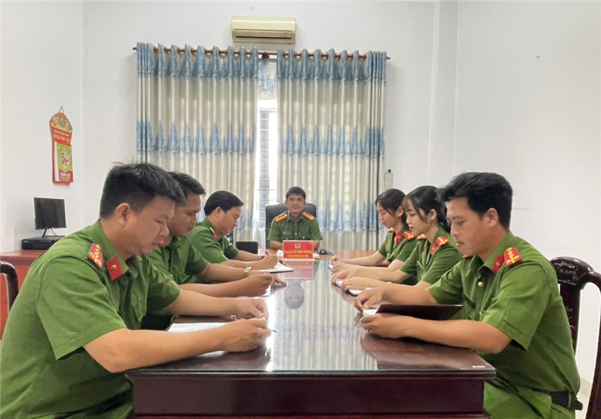 Công an xã triển khai công tác sau khi triển khai mô hình mới.