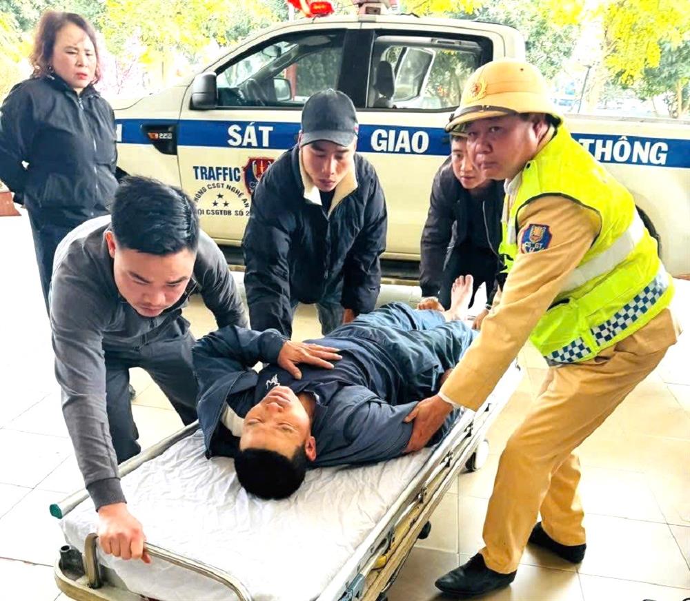 ực lượng Cảnh sát giao thông Nghệ An kịp thời đưa người đàn ông bị đột quỵ đến bệnh viện cấp cứu.