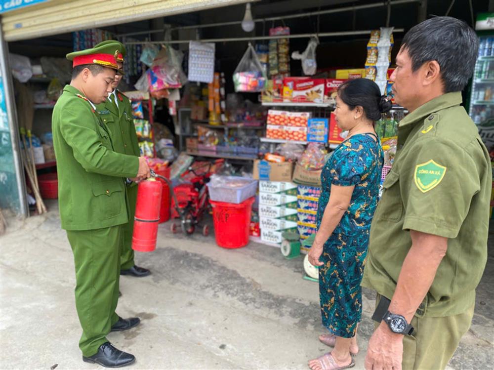 Cán bộ Công an xã hướng dẫn người dân thực hiện các quy định trong đảm bảo an toàn phòng cháy, chữa cháy.
