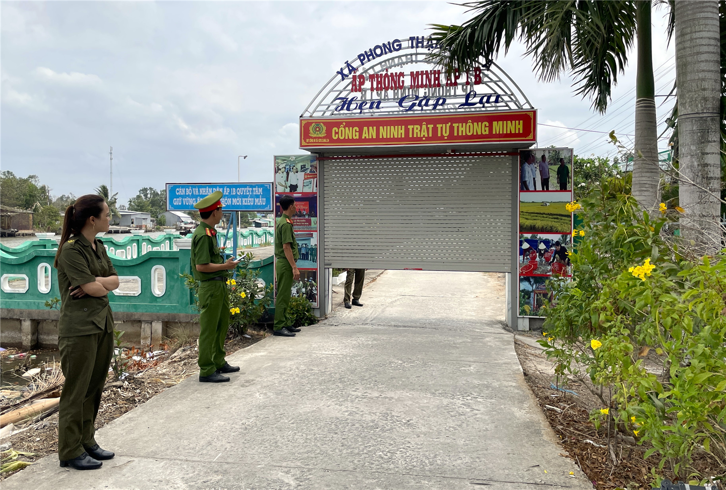 Công an xã Phong Thạnh Tây A thường xuyên kiểm tra hoạt động của Cổng ANTT thông minh trên địa bàn.