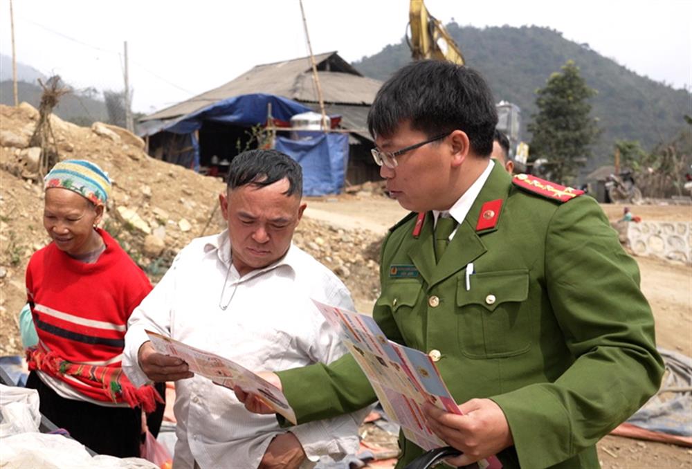 Công an xã Ca Thành phát tờ rơi tuyên truyền pháp luật cho người dân trên địa bàn.