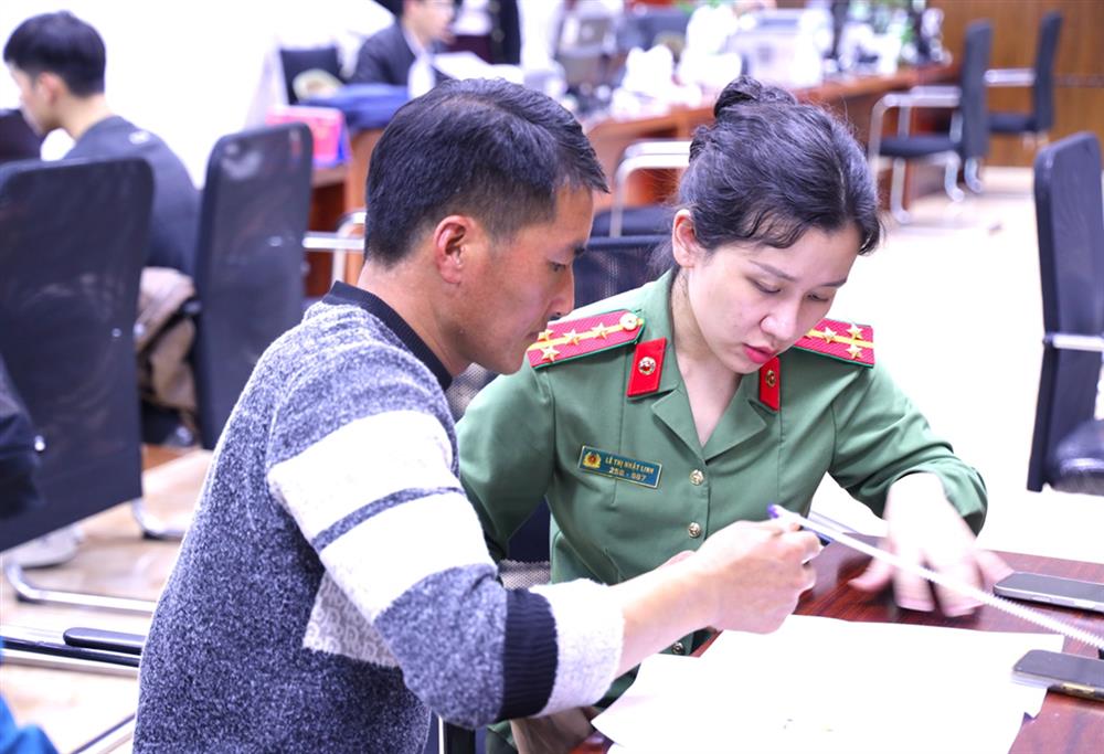 Phòng Hồ sơ nghiệp vụ bố trí cán bộ hướng dẫn người dân làm thủ tục trực tiếp.