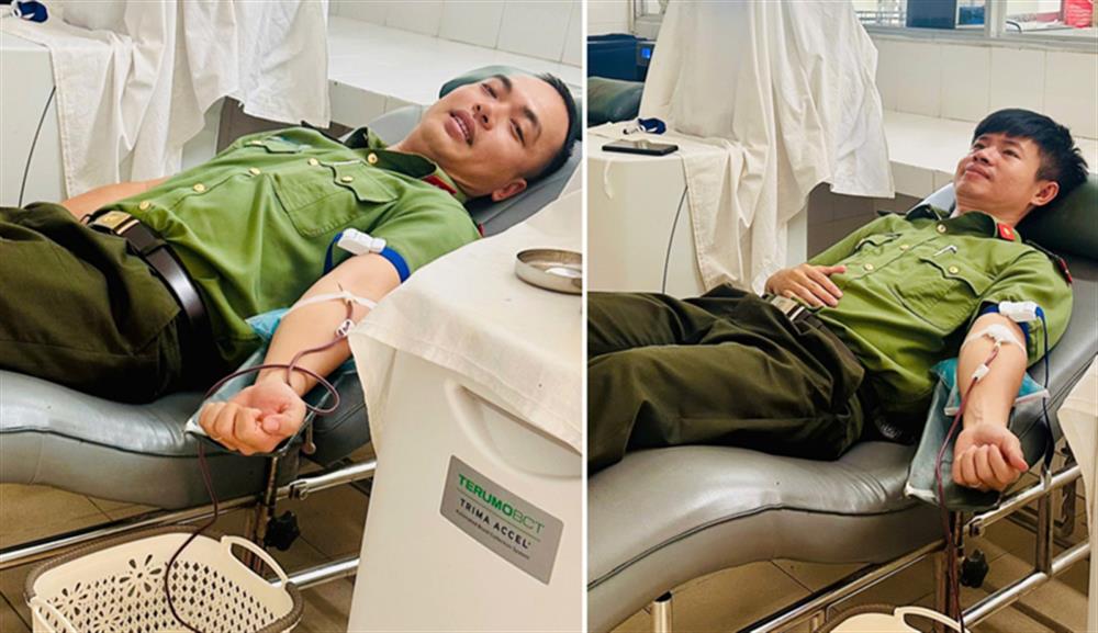 Đại úy Bùi Anh Đức (trái) và Đại úy Trần Quốc Huy xuyên trưa hiến máu cứu người.