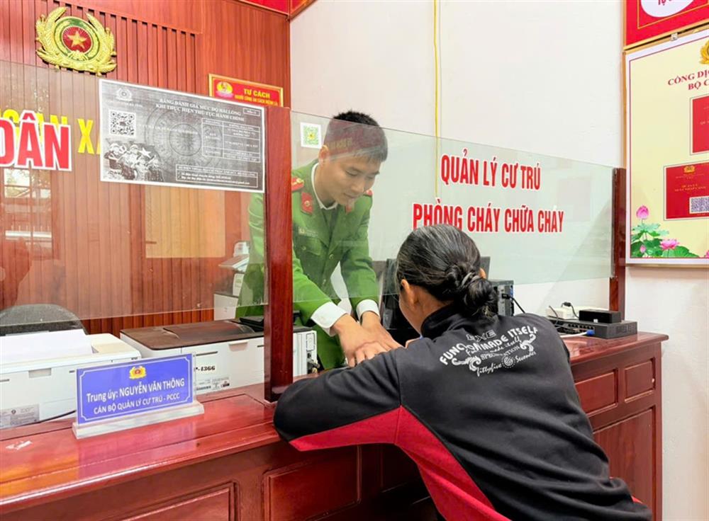 Đại uý Lê Ngọc Anh tận tình hướng dẫn với người dân.