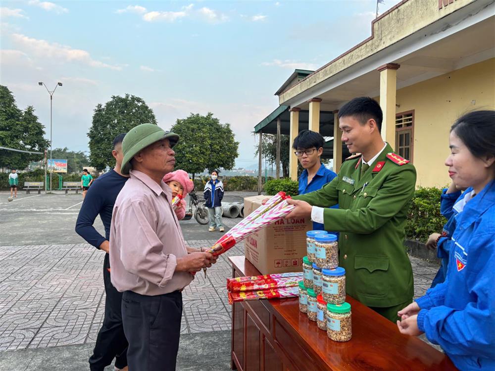 Tích cực tham gia các phong trào thiện nguyện, vì cuộc sống cộng đồng.