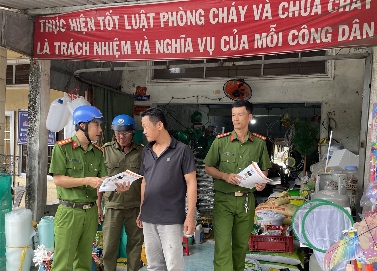 Công an xã Phong Thạnh Tây A tổ chức phát tờ rơi, tuyên truyền pháp luật cho người dân