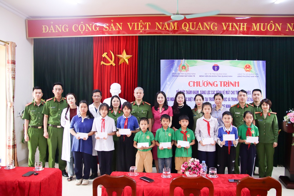 Tặng quà các em học sinh có hoàn cảnh khó khăn