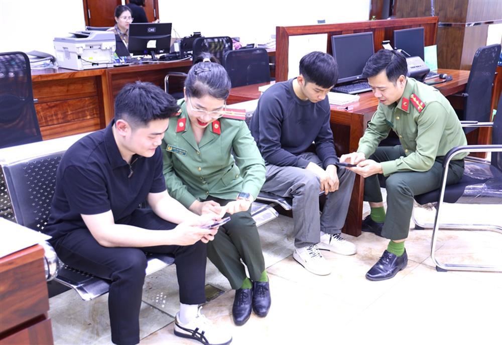Tổ cán bộ hướng dẫn người dân đăng kí qua VNeID.