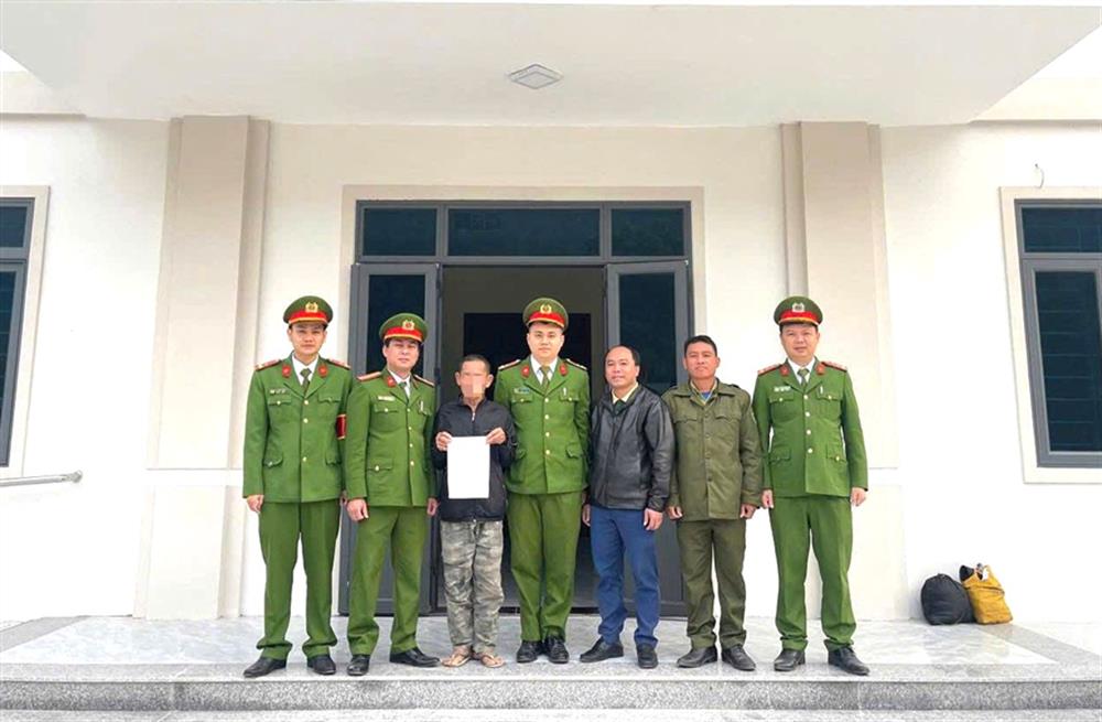 Công an xã Yên Thắng giúp đỡ ông B.V.T. về với gia đình an toàn.
