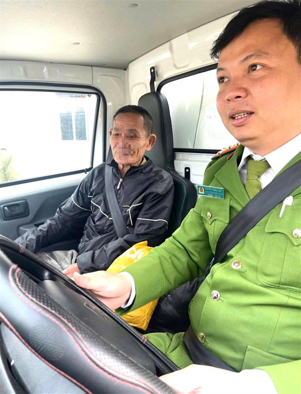 Công an xã trực tiếp chở về nhà chở ông B.V.T về nhà an toàn.
