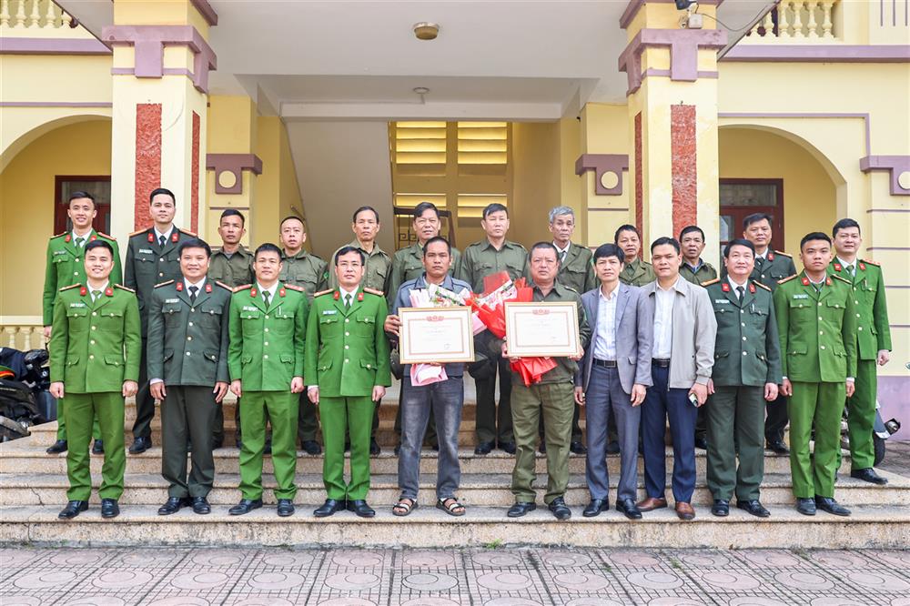 Đại tá Nguyễn Thế Tuấn, Phó Giám đốc Công an cùng Công an xã và lực lượng bảo vệ ANTT ở cơ sở xã Nghĩa Hòa, huyện Lạng Giang.