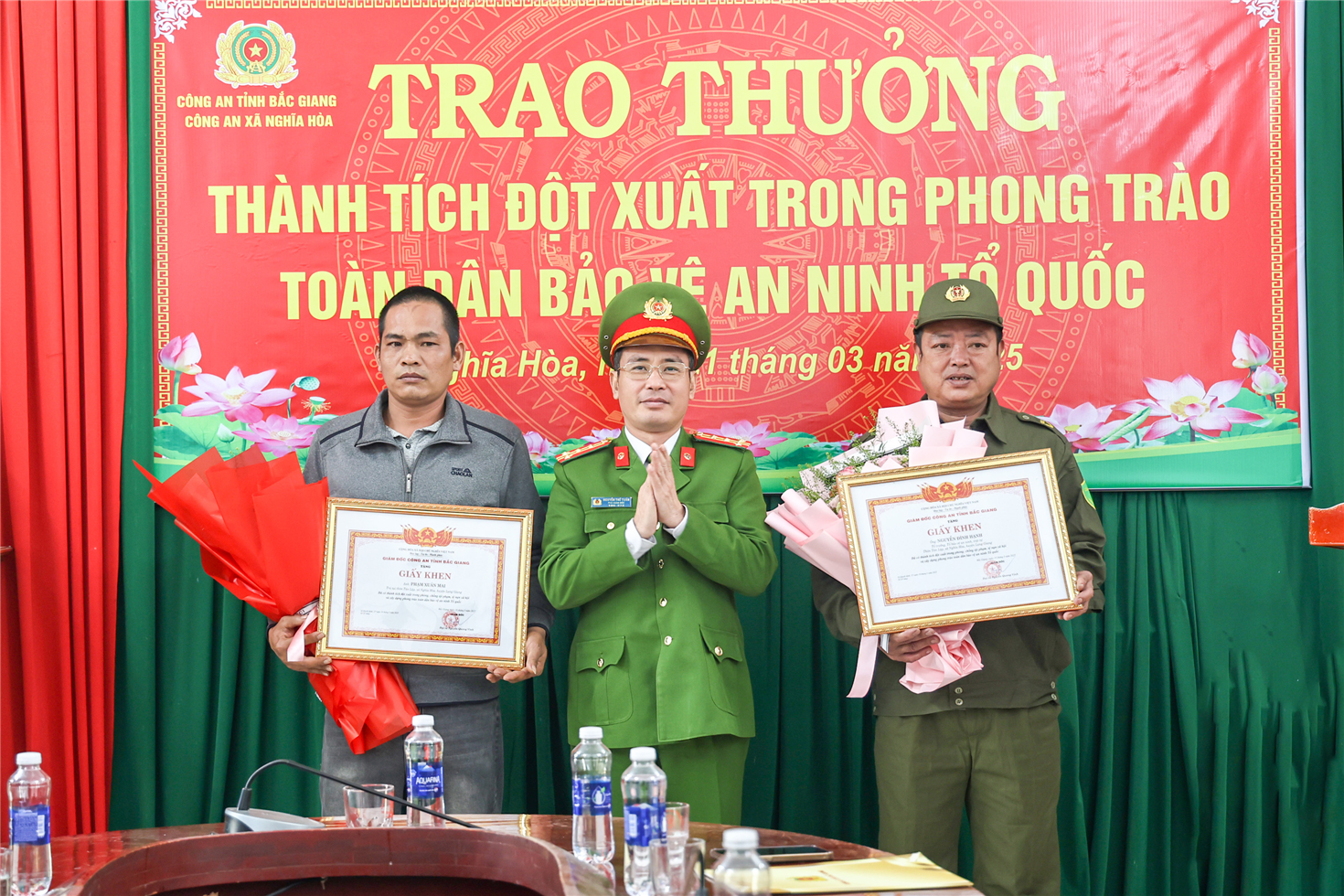 Đại tá Nguyễn Thế Tuấn, Phó Giám đốc Công an tỉnh trao Giấy khen của Công an tỉnh tặng 02 cá nhân có thành tích xuất sắc.
