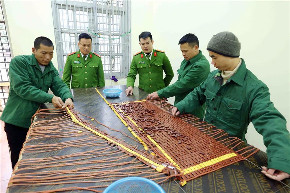 Cán bộ, chiến sĩ Phòng Cảnh sát điều tra tội phạm về ma túy Công an tỉnh hướng dẫn học viên cai nghiện ma túy tích cực lao động sản xuất.