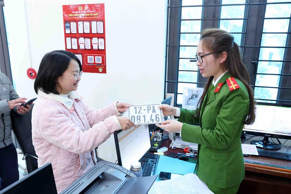 Người dân tỉnh Lạng Sơn làm thủ tục đăng ký và nhận biển số xe mô tô tại Công an phường Chi Lăng, thành phố Lạng Sơn rất nhanh chóng, thuận tiện.